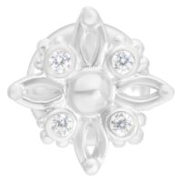 Labret in argento con pietre cristalline su sfondo bianco