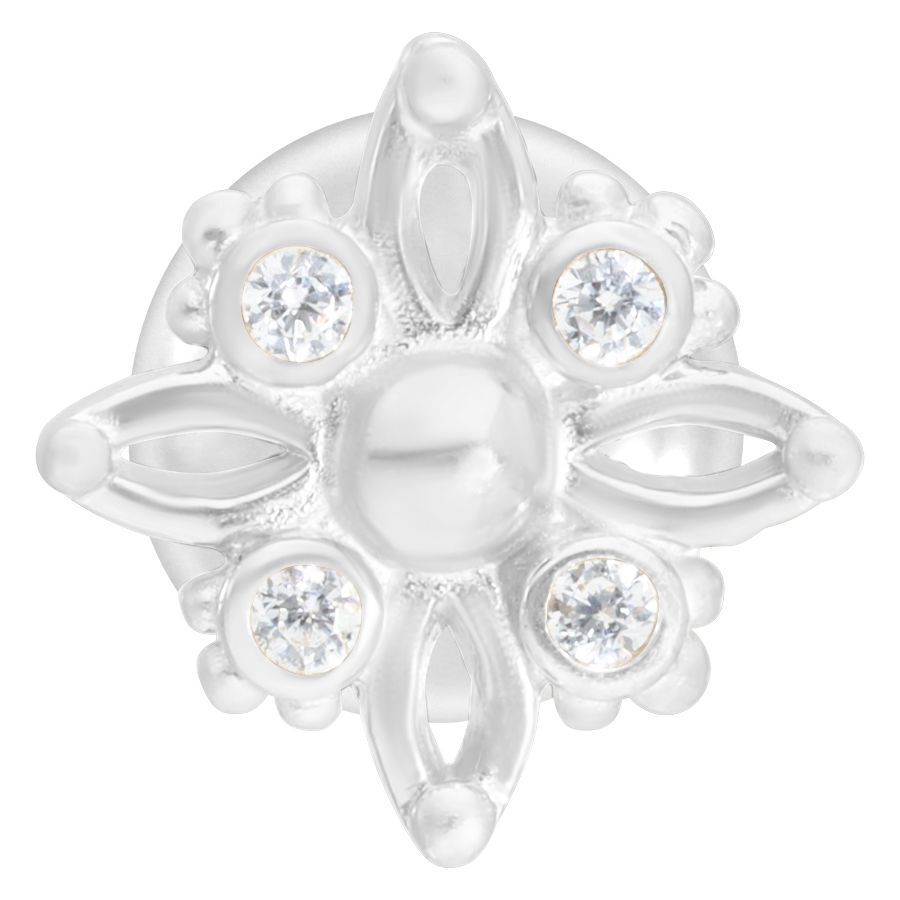 Labret in argento con pietre cristalline su sfondo bianco