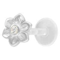 Labret floreale in argento con cristallo chiaro su sfondo bianco