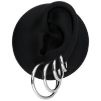 Set di tre orecchini d'argento su modello di orecchio nero