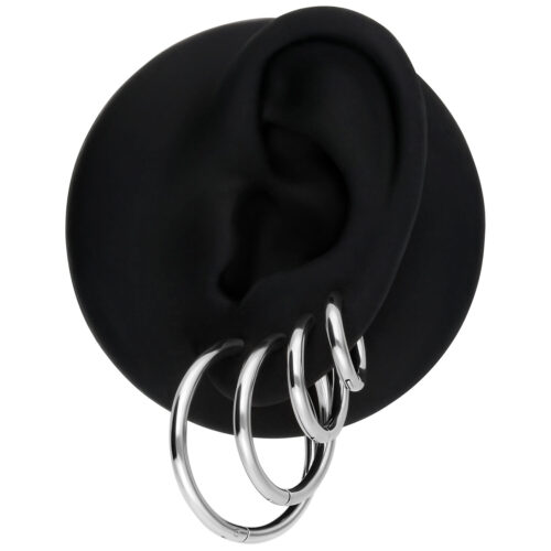 Set di tre orecchini d'argento su modello di orecchio nero