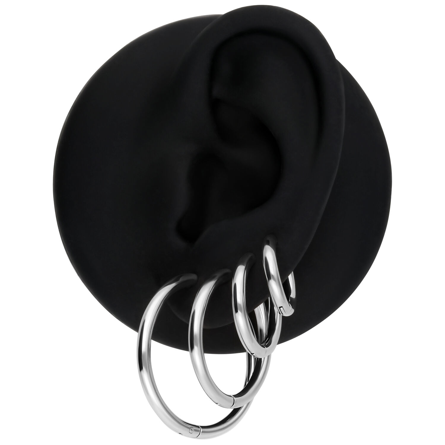 Set di tre orecchini d'argento su modello di orecchio nero