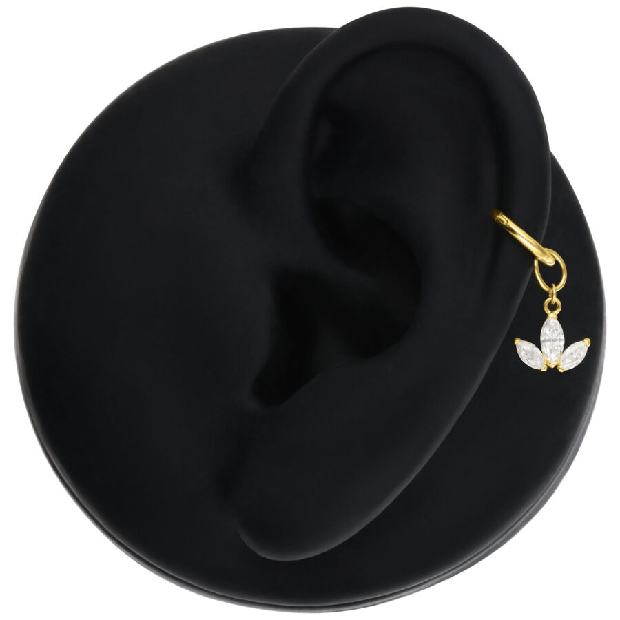 Pendente a forma di loto in oro con cristalli di moissanite chiari su modello di orecchio nero