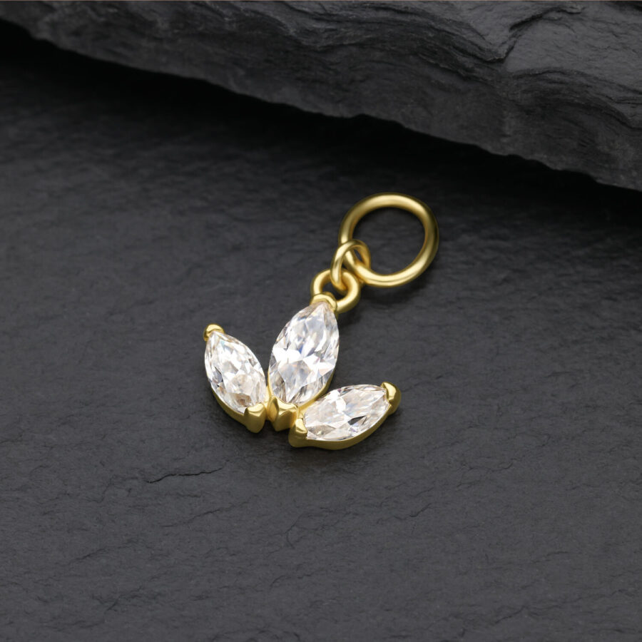 Ciondolo Lotus dorato con pietre di Moissanite chiare su sfondo nero
