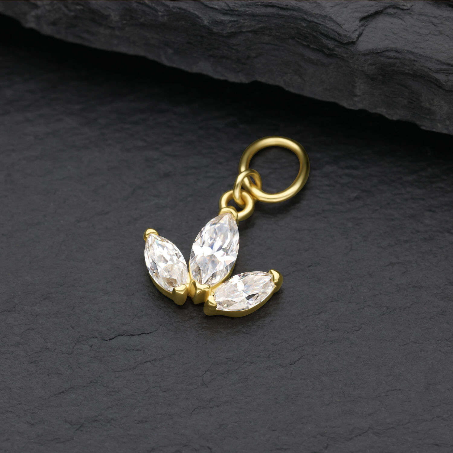 Ciondolo Lotus dorato con pietre di Moissanite chiare su sfondo nero