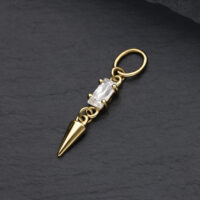 Pendente in Moissanite 18K con punta dorata Pendente dorato 18K con Moissanite chiaro e forma appuntita su sfondo scuro
