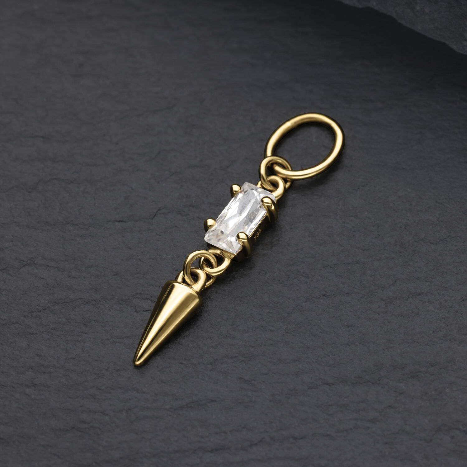 Pendente in Moissanite 18K con punta dorata Pendente dorato 18K con Moissanite chiaro e forma appuntita su sfondo scuro