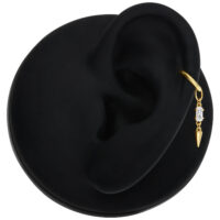 Pendente in Moissanite 18K con Design a Punta Pendente piercing dorato con cristallo chiaro e punta su modello di orecchio nero