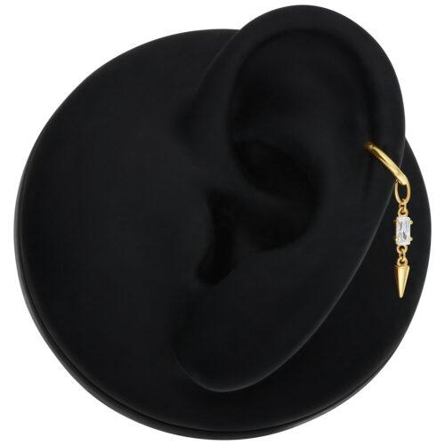 Pendente piercing dorato con cristallo chiaro e punta su modello di orecchio nero