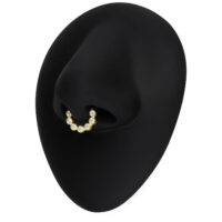 Anello da piercing al setto in oro con cristalli di moissanite su sfondo nero