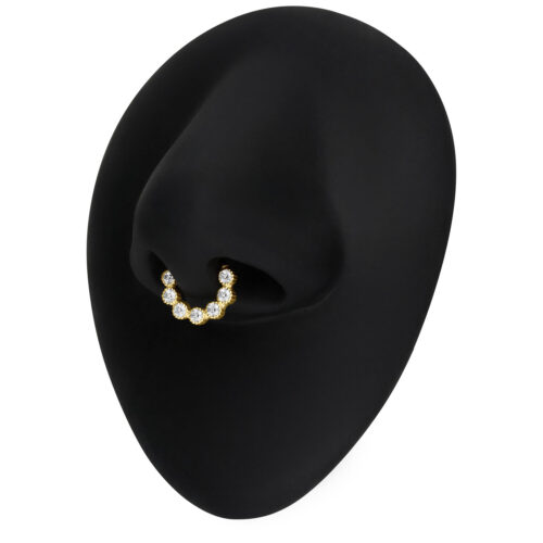 Anello da piercing al setto in oro con cristalli di moissanite su sfondo nero