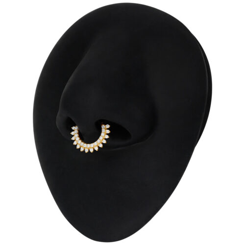 Anello da setto in oro con moissanite e design a raggi di sole su sfondo nero