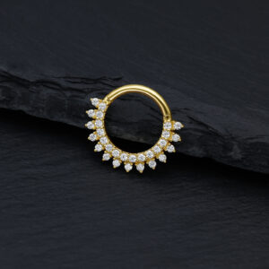 Anello al setto dorato con raggi di sole in moissanite su sfondo nero