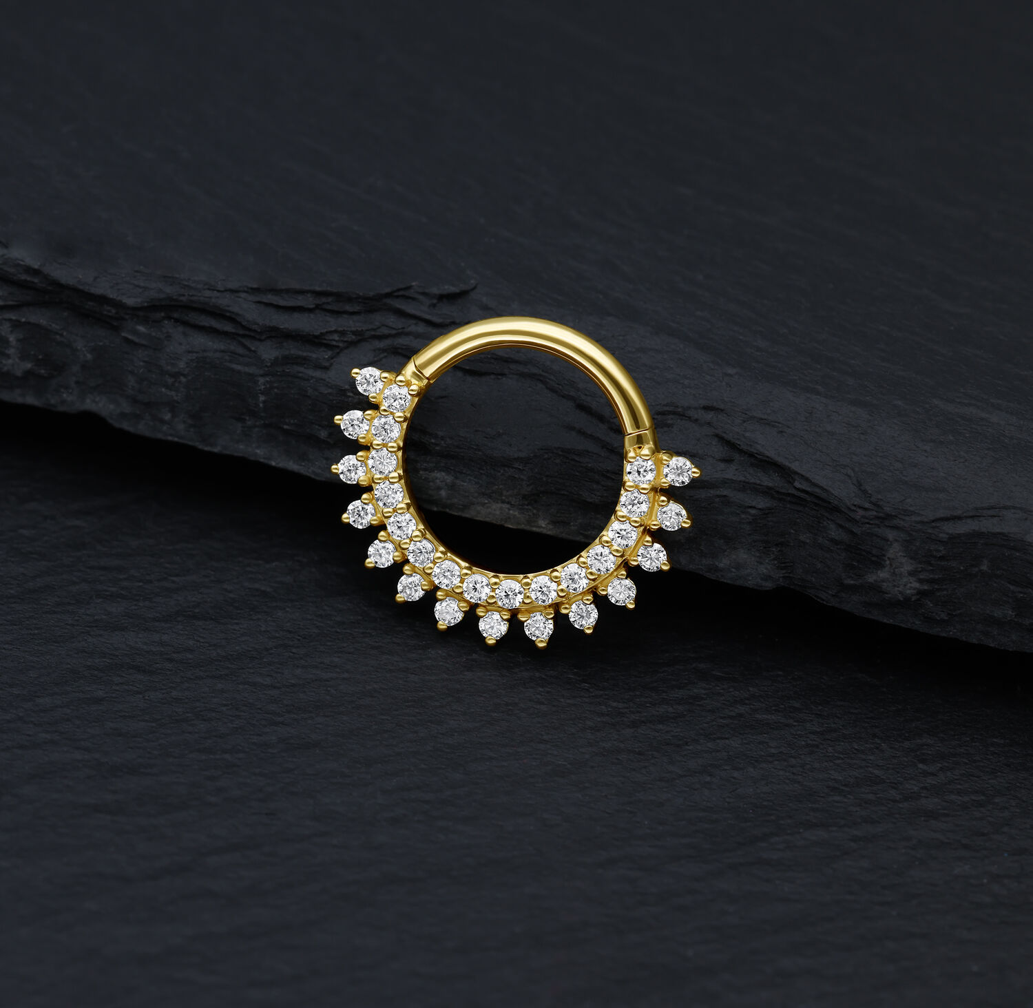 Anello al setto dorato con raggi di sole in moissanite su sfondo nero