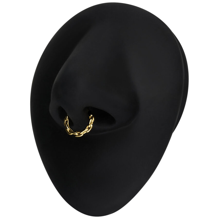 Anello septum dorato con motivo a catena su sfondo nero