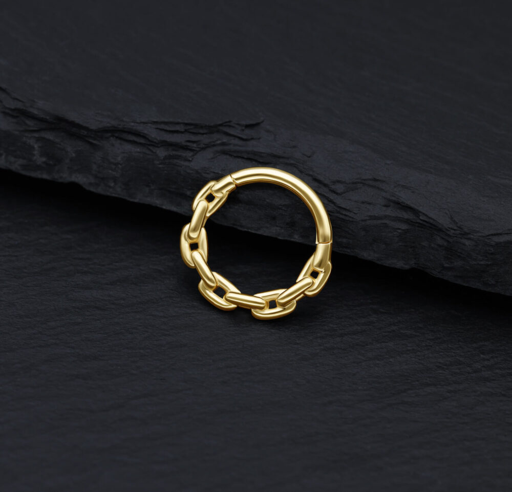 Anello a catena in oro 14K su sfondo nero