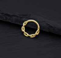Anello a catena in oro 14K su sfondo nero