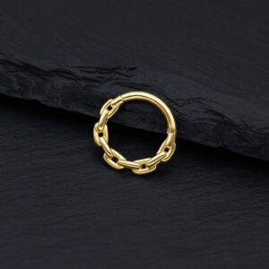 Anello a catena in oro 14K su sfondo nero