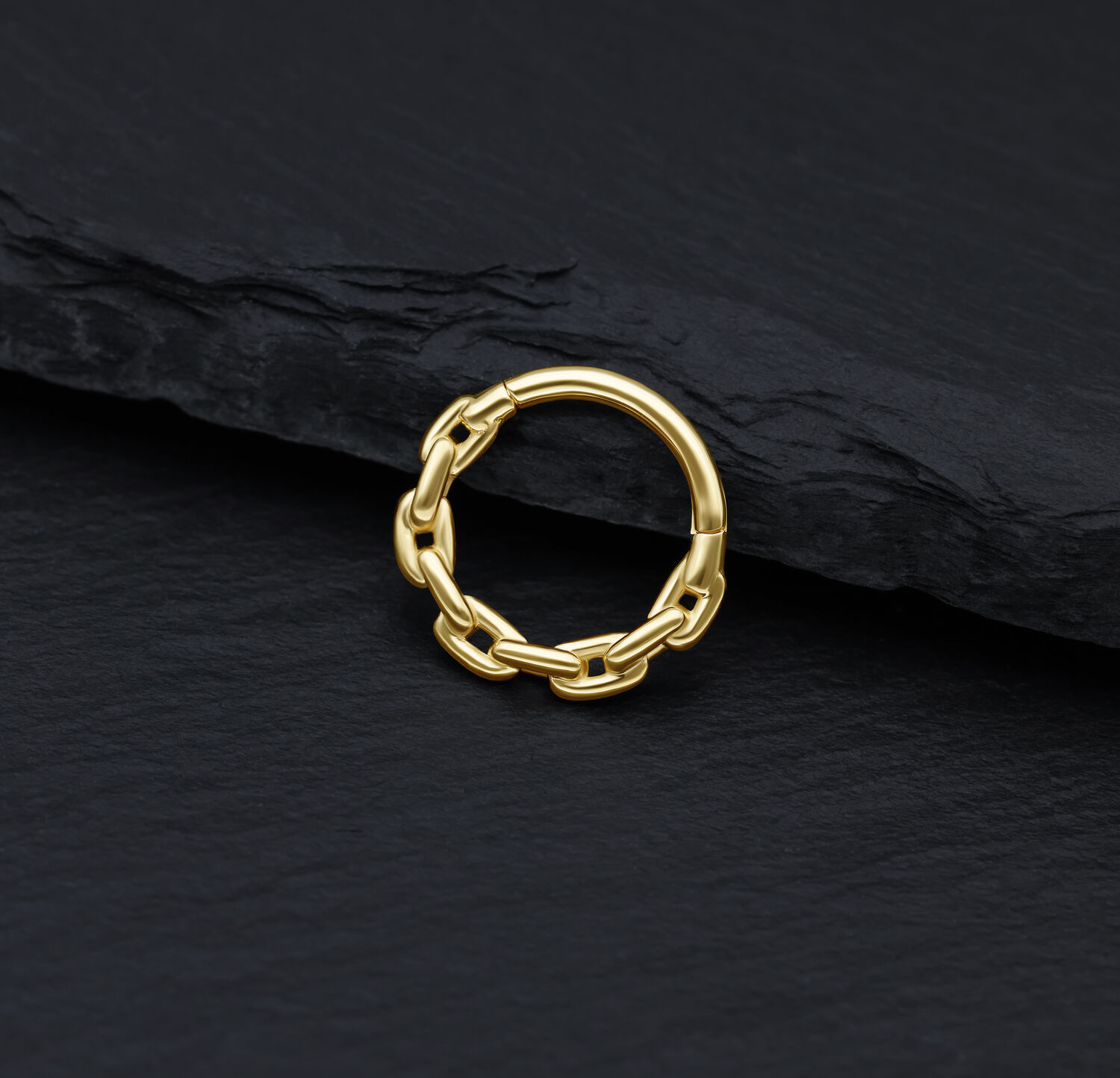 Anello a catena in oro 14K su sfondo nero