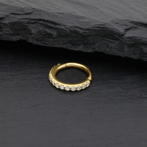 Anello al naso dorato con cristalli di moissanite su pietra nera