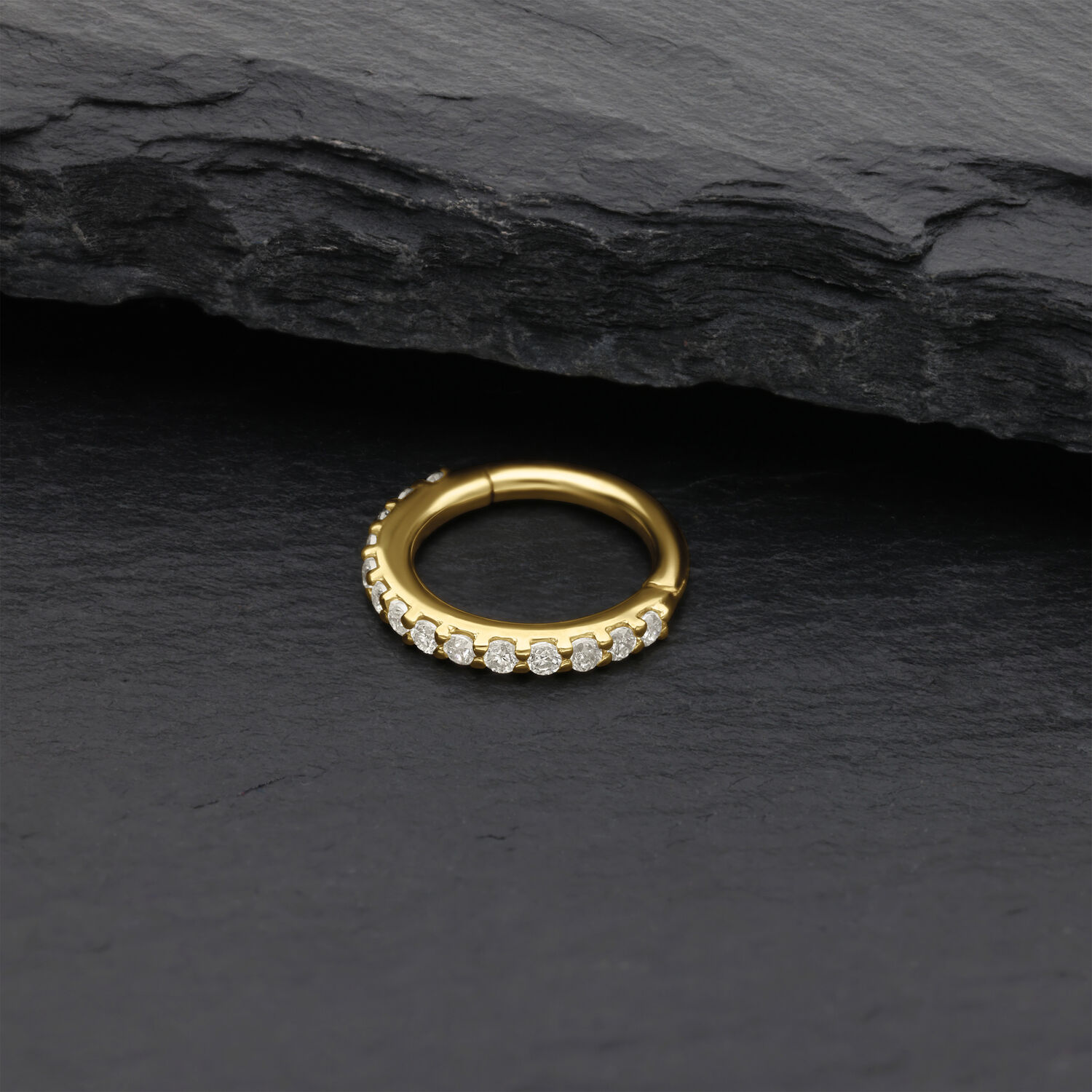 Anello al naso dorato con cristalli di moissanite su pietra nera