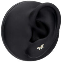 Piercing in oro 14K con opale sintetico a forma di foglia su orecchio modello nero