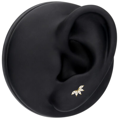 Attacco in oro con moissanite a forma di foglia di vite su display nero