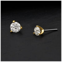 Due attacchi in oro con moissanite in Push-Fit su sfondo nero