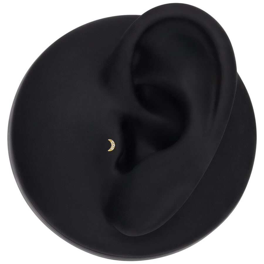 Piccola luna in moissanite dorata su modello di orecchio nero