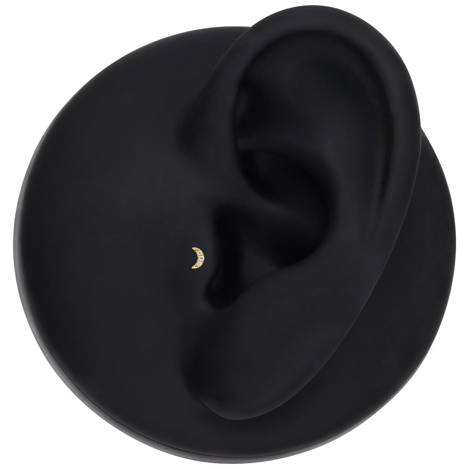 14K Gold Push-Fit Moissanite Luna Piccola luna in moissanite dorata su modello di orecchio nero