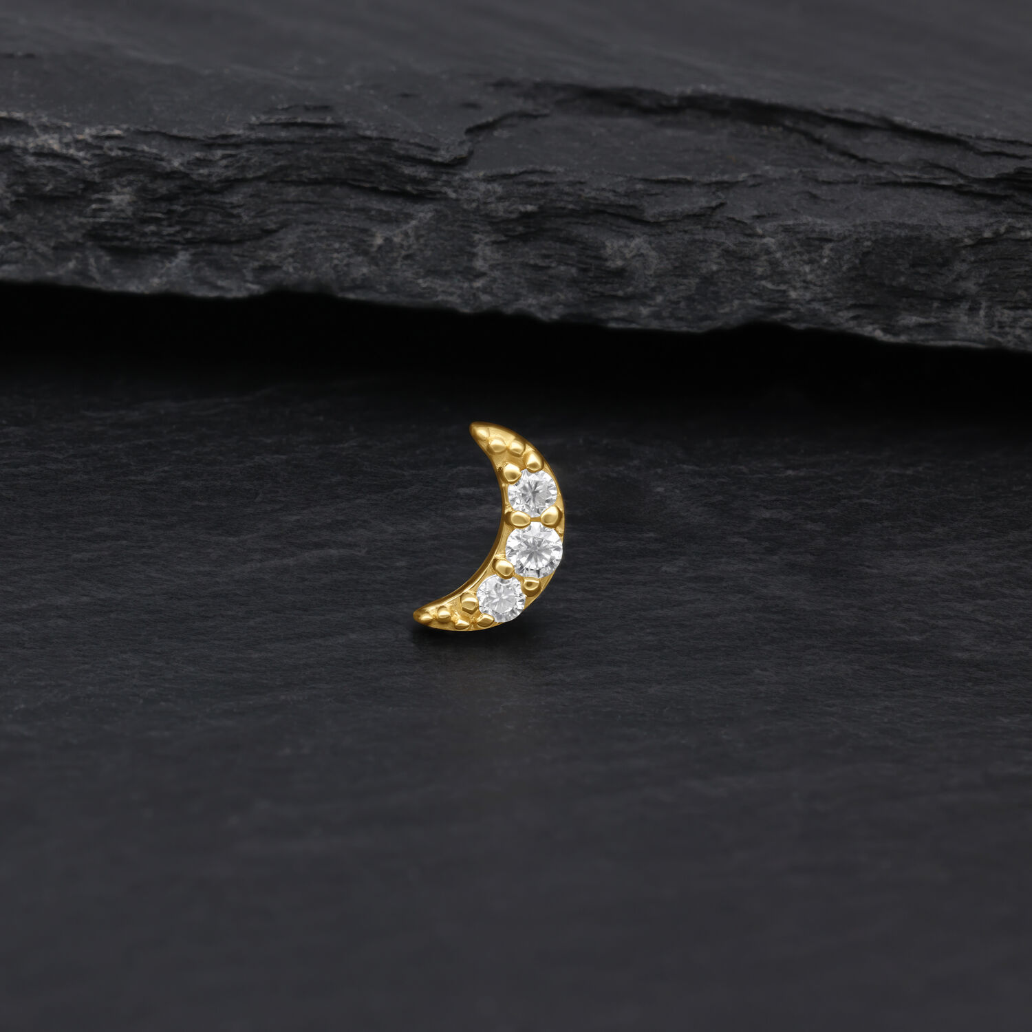 14K Gold Moissanite Luna di Wildcat Luna dorata con pietre di moissanite cristalline su sfondo scuro