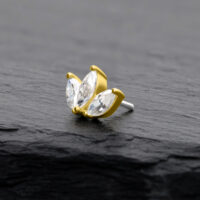 14K Oro Moissanite Lotus Attachment Attacco Lotus dorato con pietre di moissanite chiare su sfondo nero