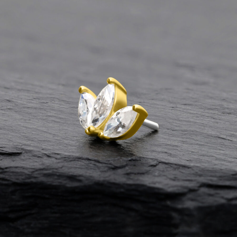 Attacco Lotus dorato con pietre di moissanite chiare su sfondo nero