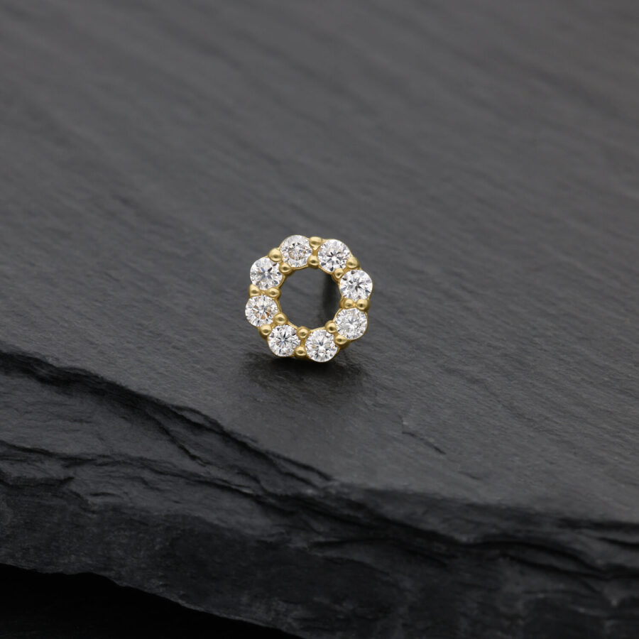 Corona d'oro con pietre di moissanite chiare su sfondo nero