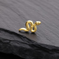 Punta a forma di serpente in oro 14K su sfondo di ardesia nera