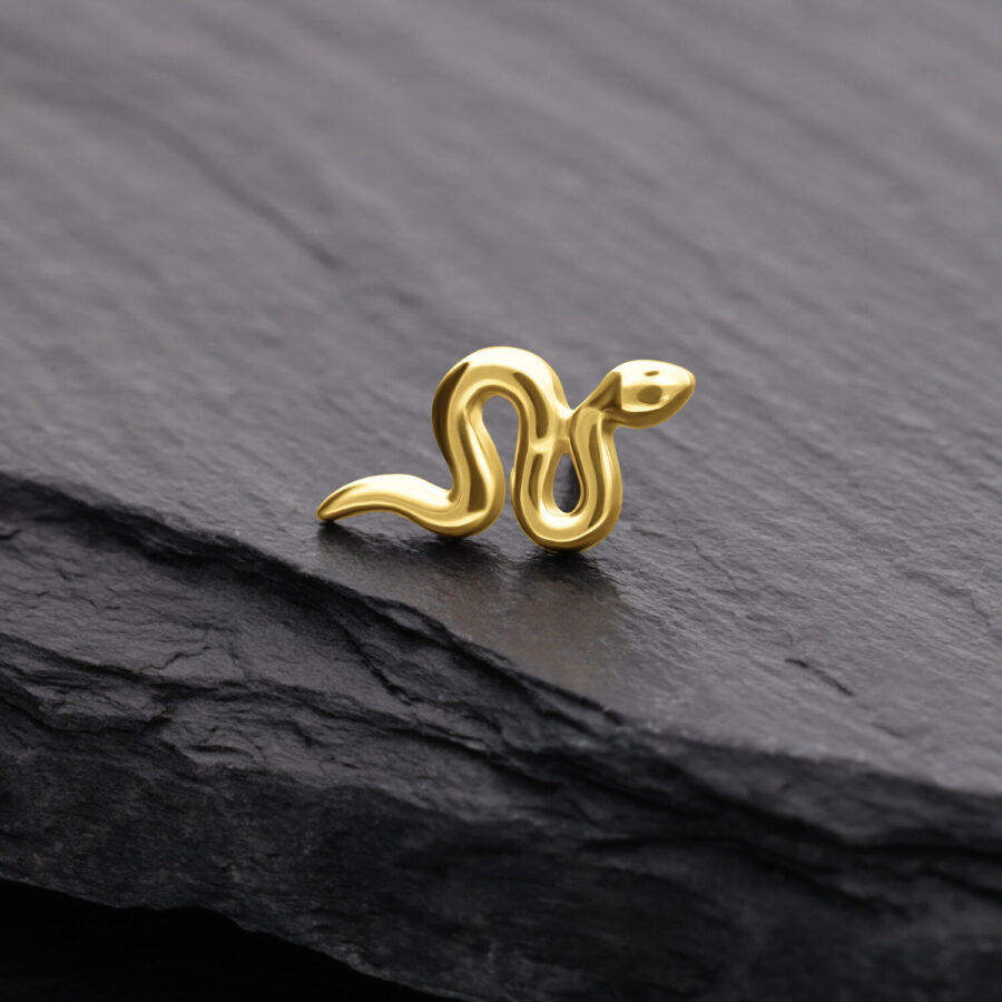 Punta a forma di serpente in oro 14K su sfondo di ardesia nera