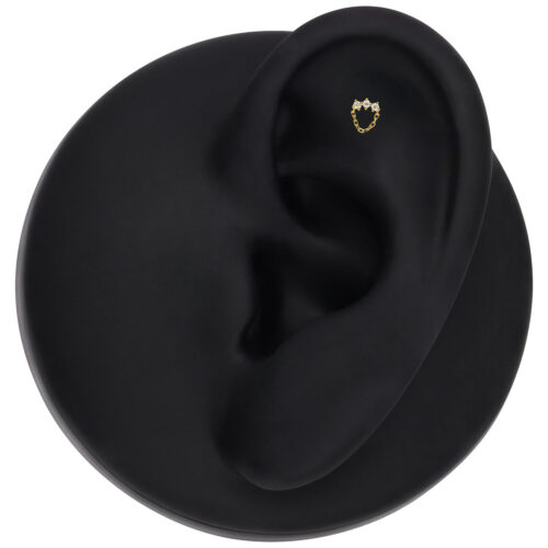 Piercing con Moissanite ad arco in oro su modello di orecchio nero