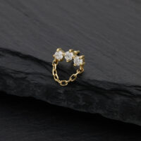 Arco in moissanite dorato con ciondolo su sfondo nero