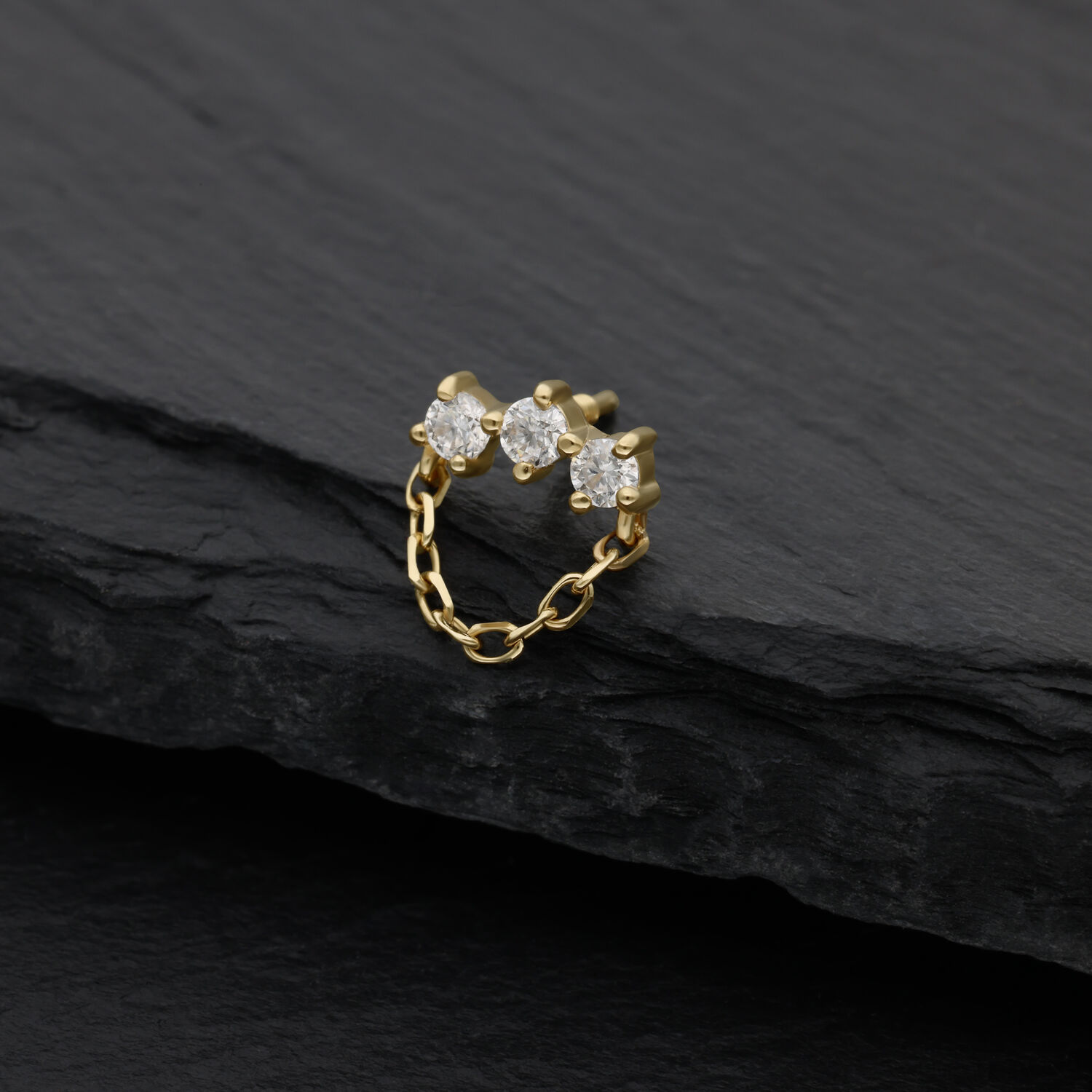 Arco in moissanite dorato con ciondolo su sfondo nero