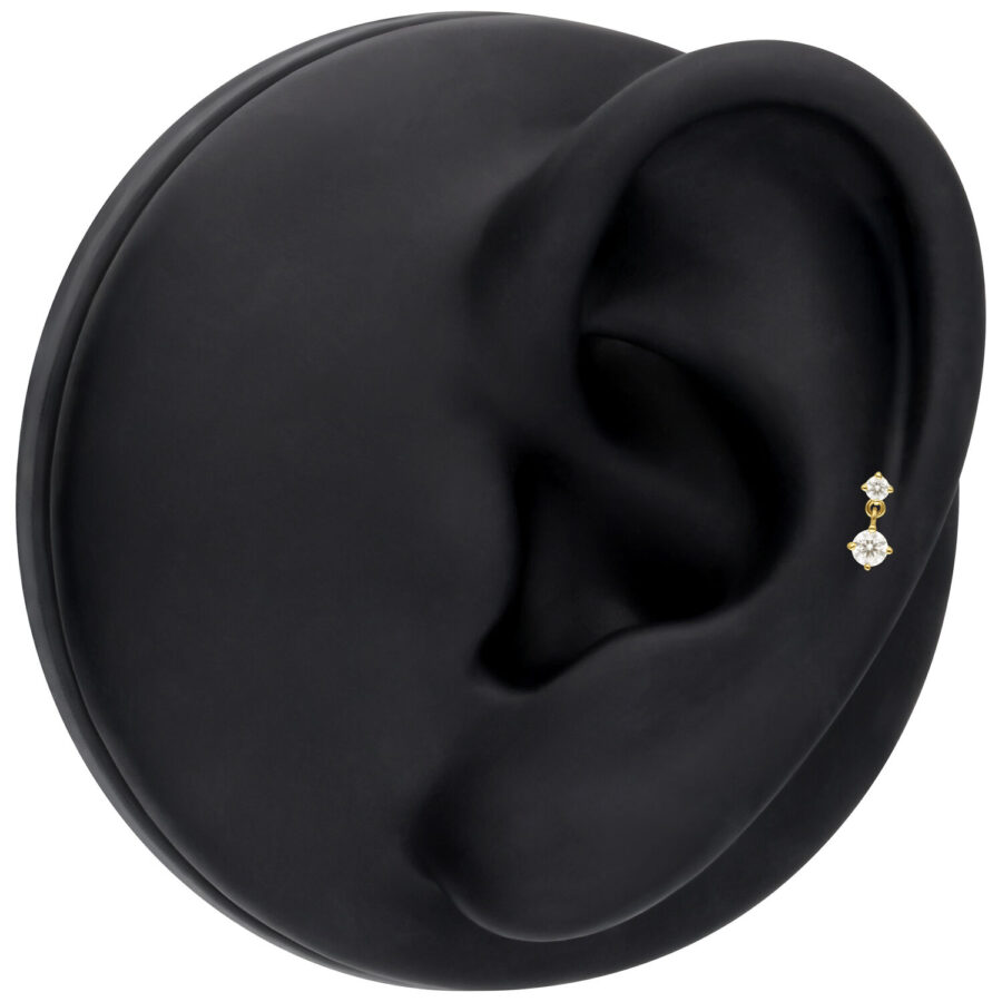 Moissanite dorato su modello di orecchio nero, pietre chiare