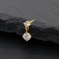 14K Gold Moissanite Attachment with Pendant Attacco in oro 14K con cristallo di moissanite su sfondo nero
