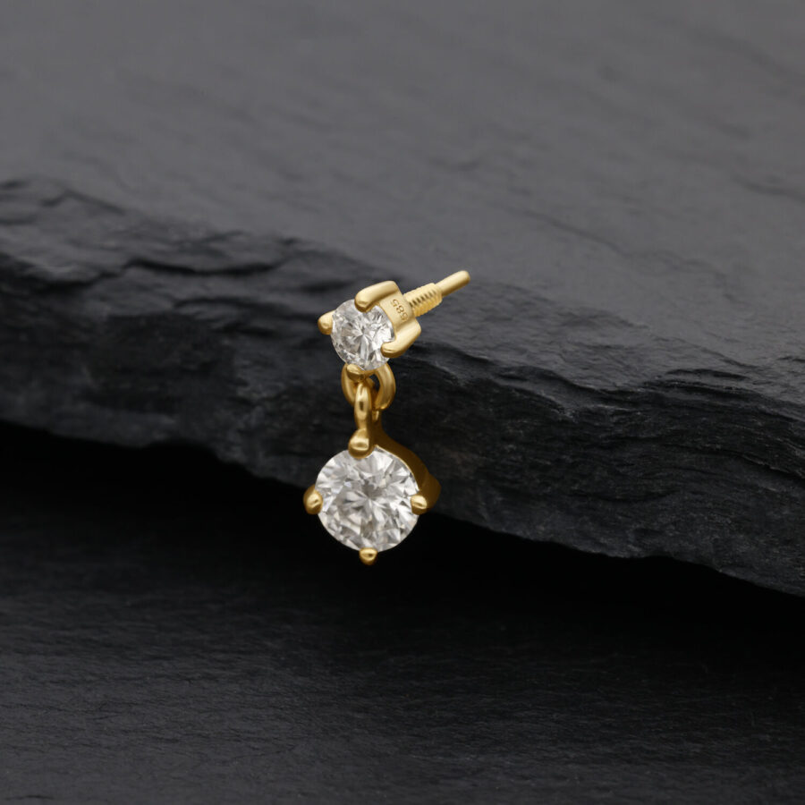 Attacco in oro 14K con cristallo di moissanite su sfondo nero