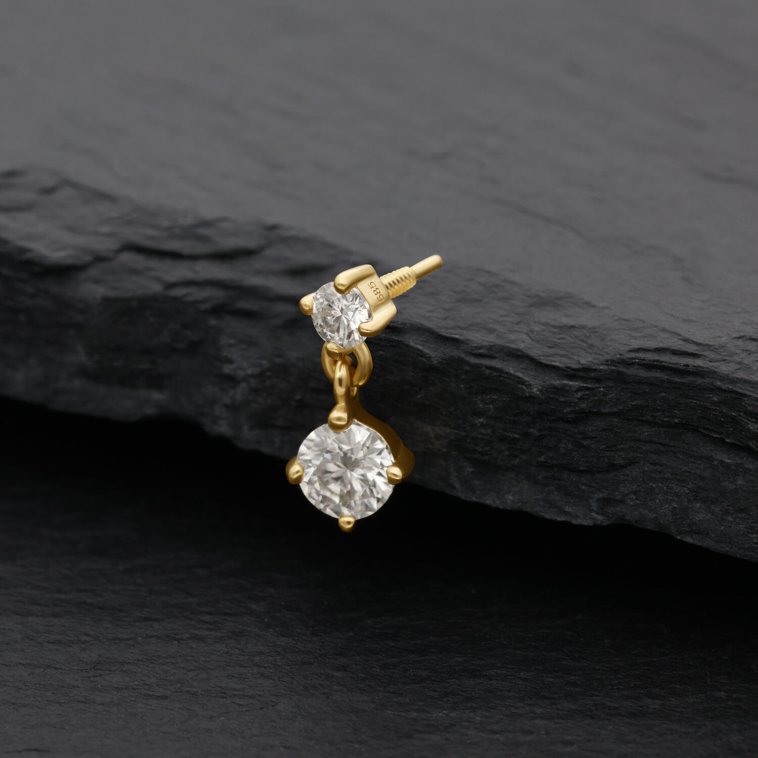 14K Gold Moissanite Attachment with Pendant Attacco in oro 14K con cristallo di moissanite su sfondo nero