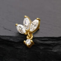 Attacco Lotus dorato con pietre di moissanite su sfondo scuro