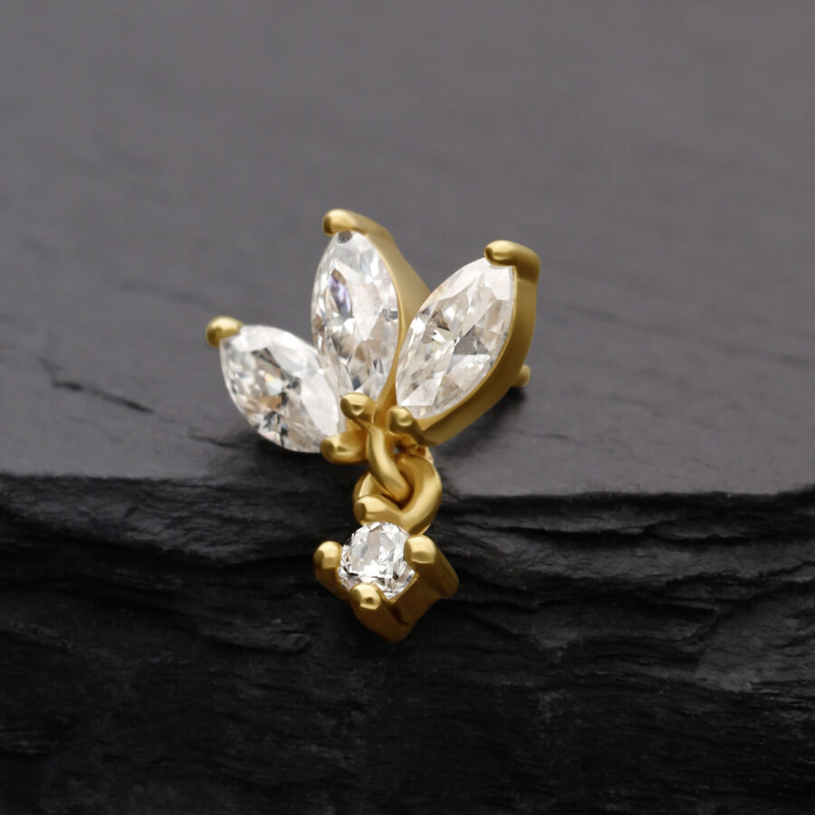 Attacco Lotus dorato con pietre di moissanite su sfondo scuro