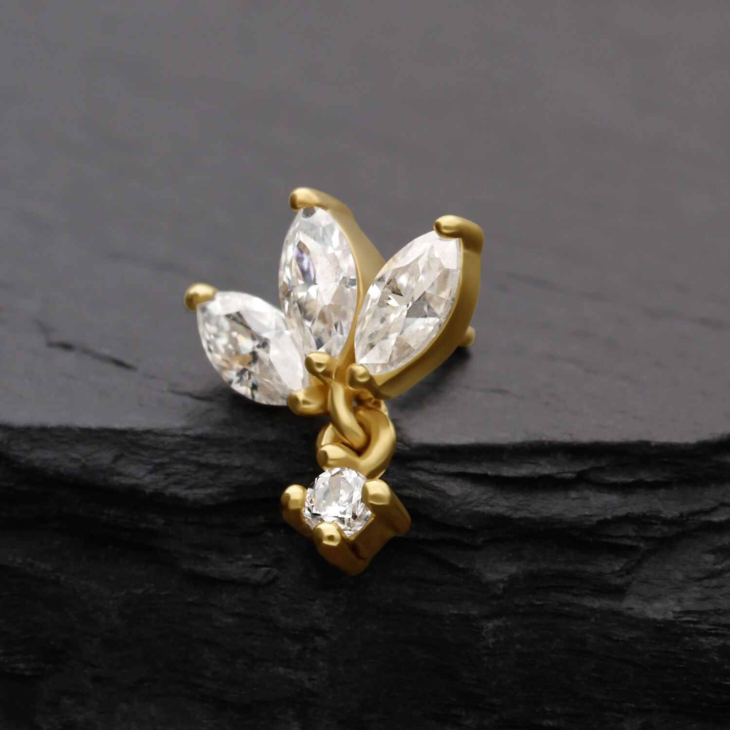Attacco Lotus dorato con pietre di moissanite su sfondo scuro