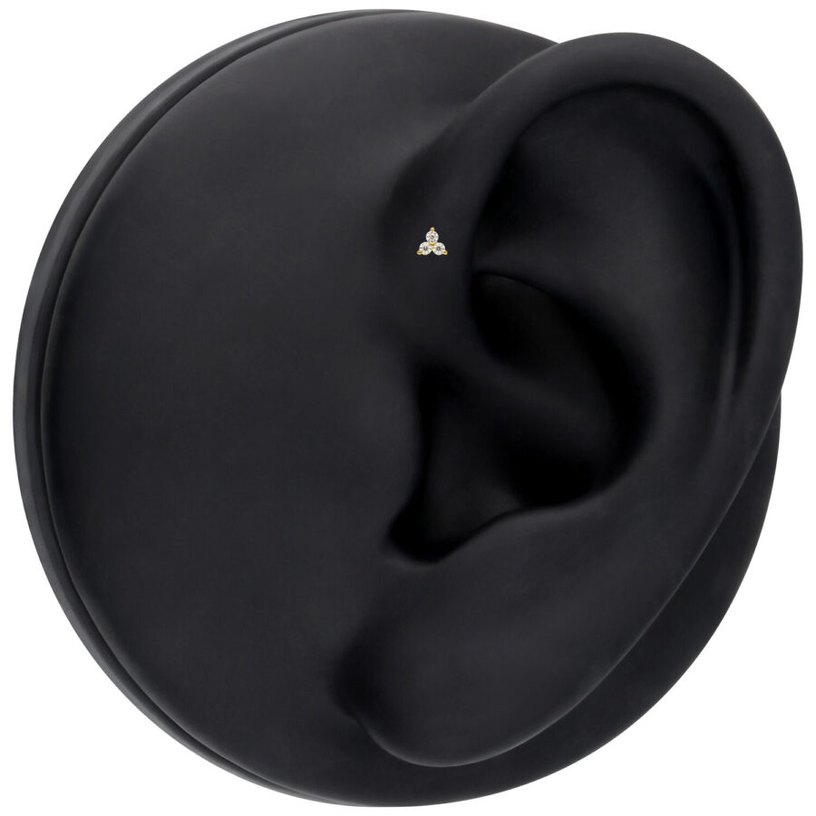 Montatura Trinity in oro 14K con moissanite su modello di orecchio nero
