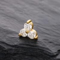 14K Oro Moissanite Trinity Attacco 3.5mm Attacco in oro 14K con tre pietre di moissanite su sfondo nero