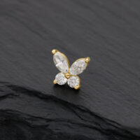Farfalla d'oro con pietre di moissanite su sfondo nero