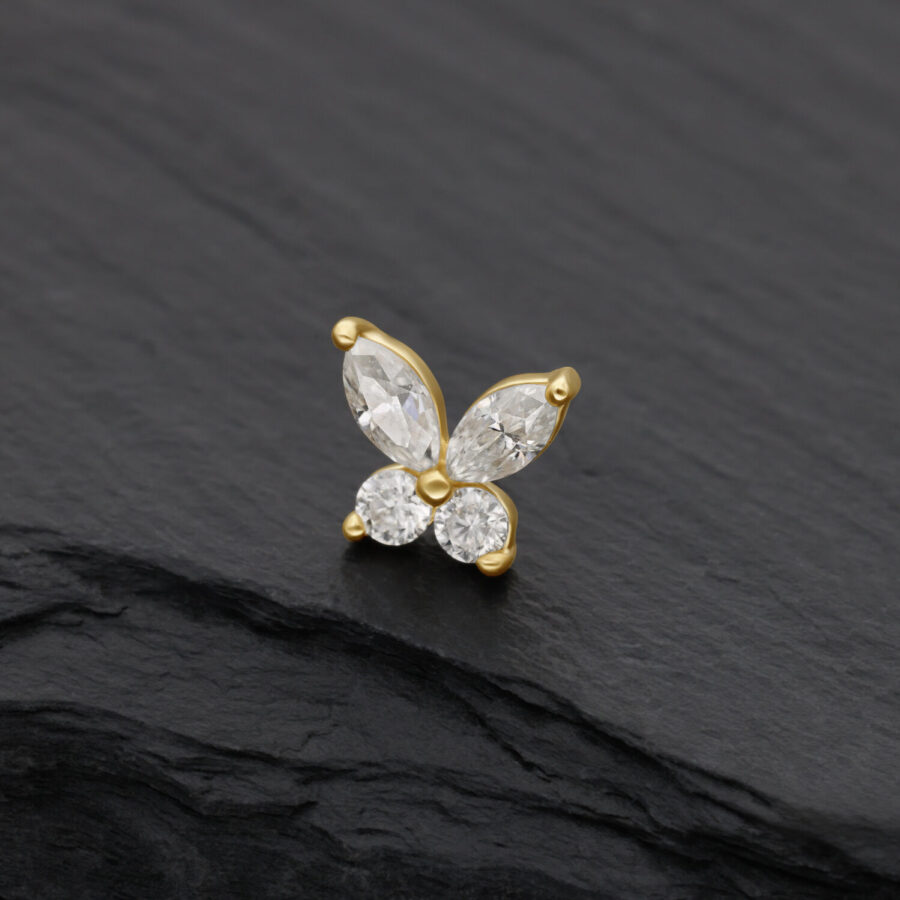 Farfalla d'oro con pietre di moissanite su sfondo nero